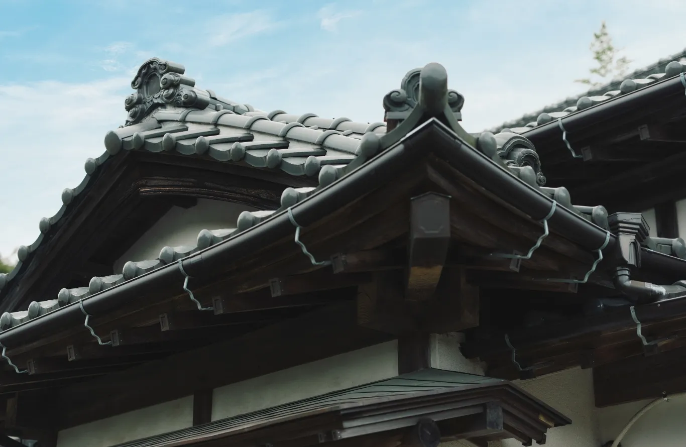 和室で過ごす家族