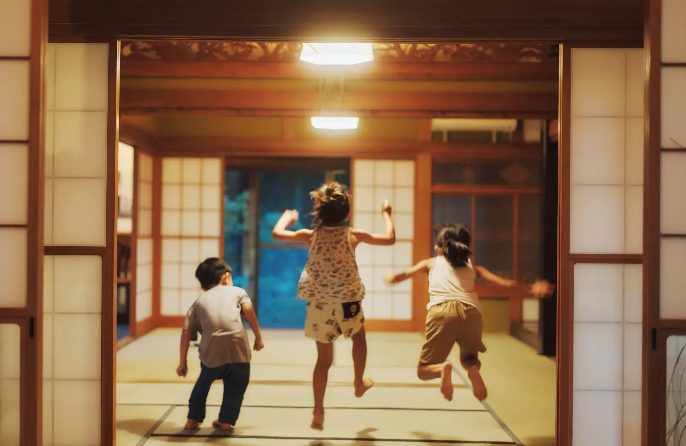 瓦屋根の質感が伝わるほりのみせの古民家外観